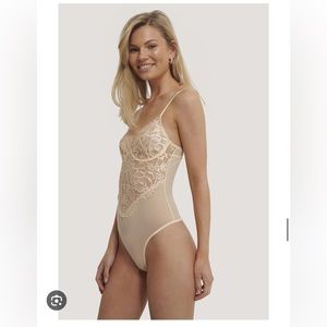 DYNAMITE Adjustable Floral Lace Bodysuit Size XS Women’s US NWOT